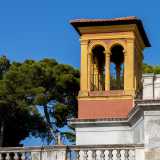 Alzando lo sguardo notiamo anche due torrette con bifore, gialle e rosse, svettare sull�androne voltato che immette al grande parco antistante la villa